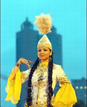 Thiếu nữ Kazakh với mái tóc dài và điệu múa mê hoặc lòng người